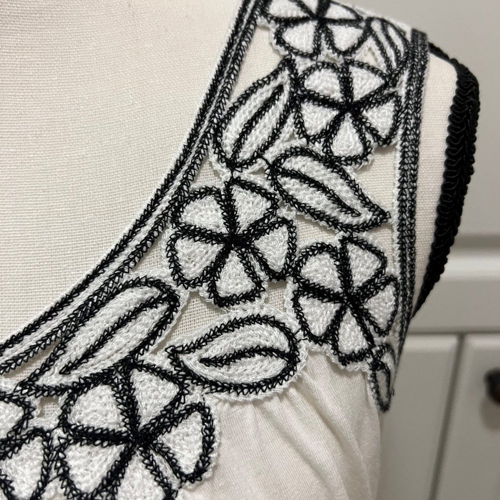 NWOT Sophie Max White Balloon tank with Black floral embroidery Size S - Picture 2 of 8
